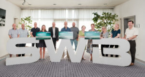 Das Foto zeigt die Übergabe der Rest-Cents an den Verein Mädchenhaus Bonn